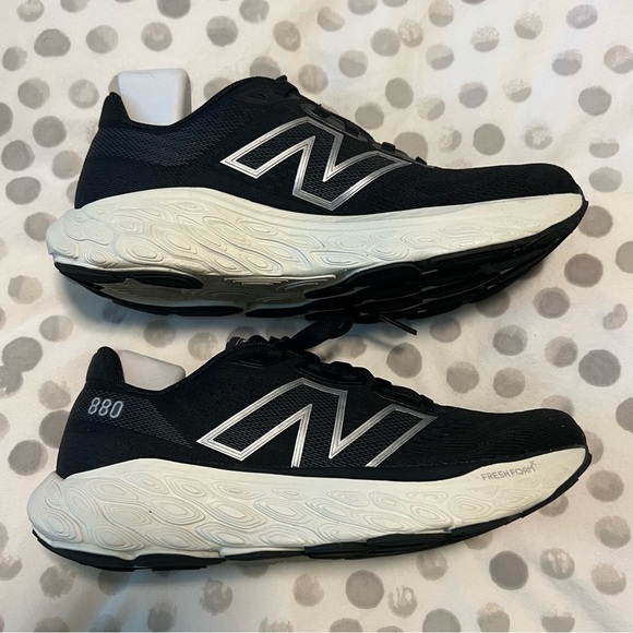 New Balance Women’s Fresh Foam X 880v14 Black with Sea Salt and Silver Metallic - Picture 11 of 16